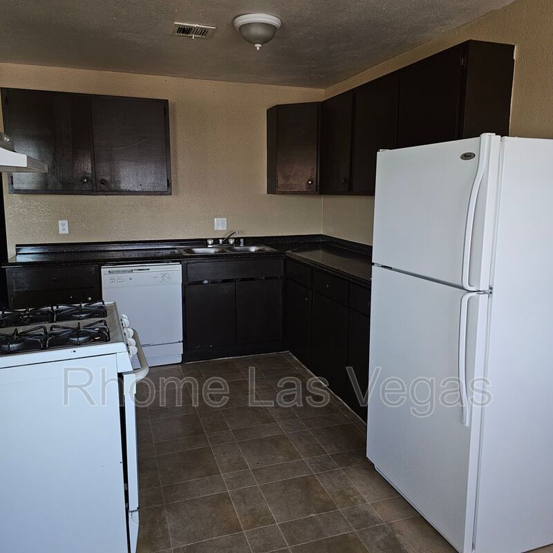 Bright & Airy 2-Bed, 2-Bath Unit with Balcony Views – Housing Vouchers Welcome! property image