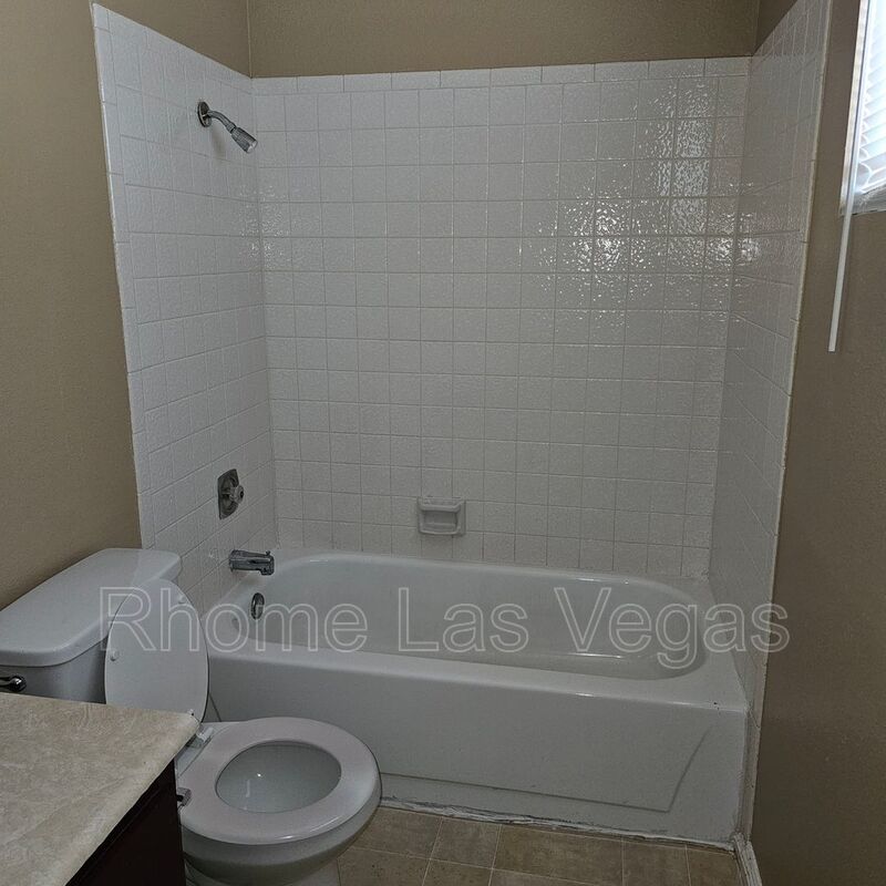 Bright & Airy 2-Bed, 2-Bath Unit with Balcony Views – Housing Vouchers Welcome! property image