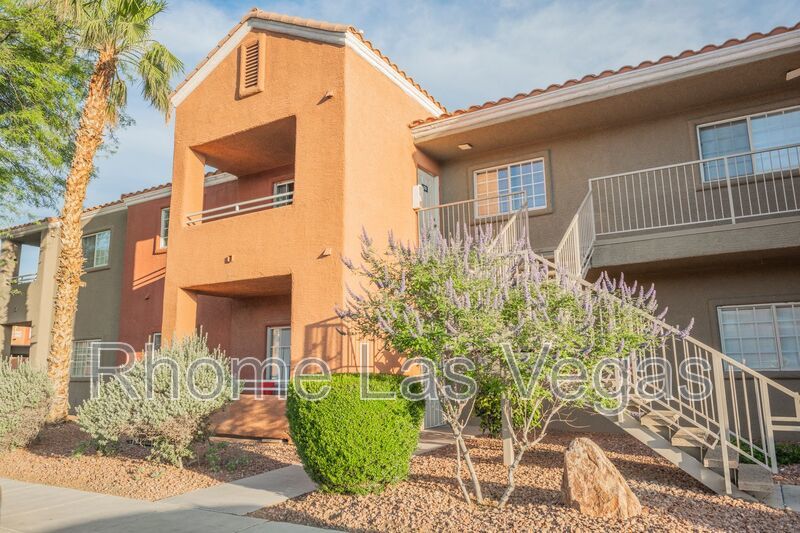 Like-New 2BR/2BA Condo in Gated Manzanita Community – Vaulted Ceilings & Fireplace! property image