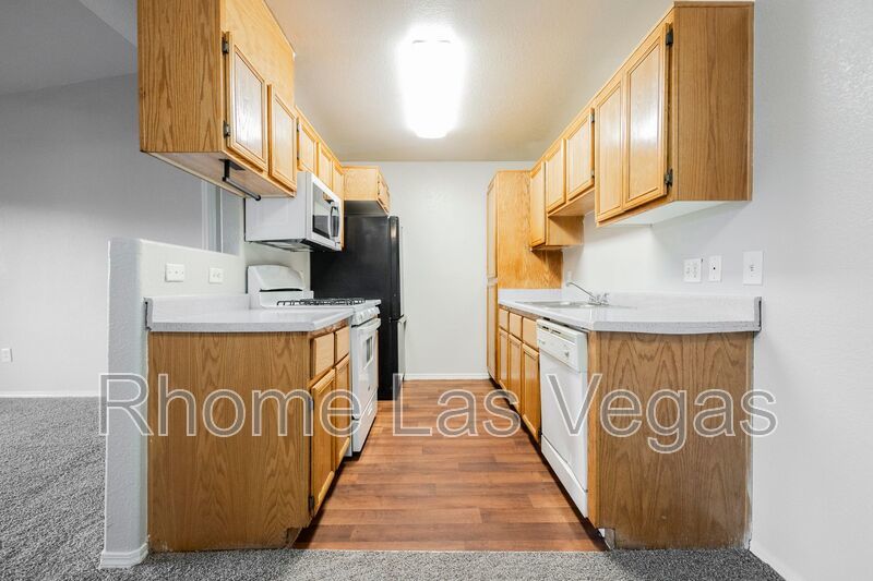 Like-New 2BR/2BA Condo in Gated Manzanita Community – Vaulted Ceilings & Fireplace! property image