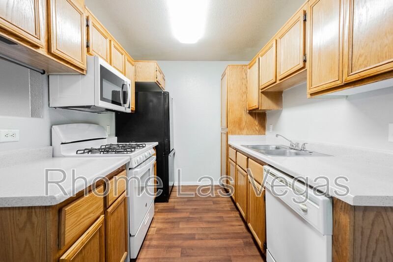 Like-New 2BR/2BA Condo in Gated Manzanita Community – Vaulted Ceilings & Fireplace! property image