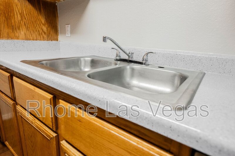 Like-New 2BR/2BA Condo in Gated Manzanita Community – Vaulted Ceilings & Fireplace! property image