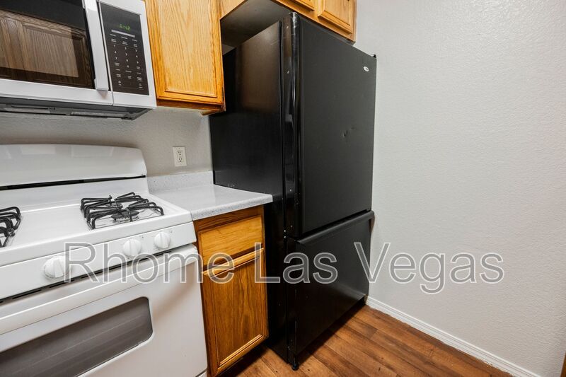 Like-New 2BR/2BA Condo in Gated Manzanita Community – Vaulted Ceilings & Fireplace! property image