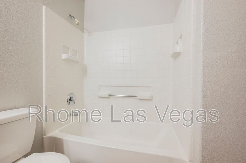 Like-New 2BR/2BA Condo in Gated Manzanita Community – Vaulted Ceilings & Fireplace! property image