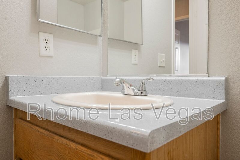 Like-New 2BR/2BA Condo in Gated Manzanita Community – Vaulted Ceilings & Fireplace! property image