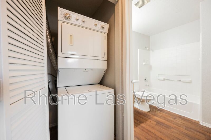 Like-New 2BR/2BA Condo in Gated Manzanita Community – Vaulted Ceilings & Fireplace! property image