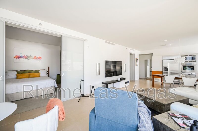 Luxury Corner Residence at Veer Towers – Fully Furnished, Turnkey, North Strip Views property image