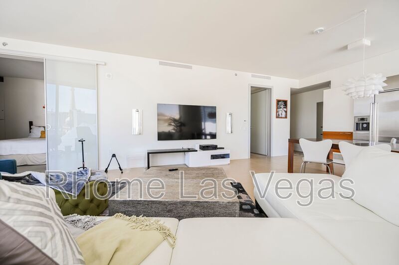 Luxury Corner Residence at Veer Towers – Fully Furnished, Turnkey, North Strip Views property image