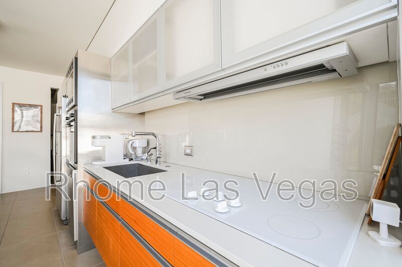 Luxury Corner Residence at Veer Towers – Fully Furnished, Turnkey, North Strip Views property image
