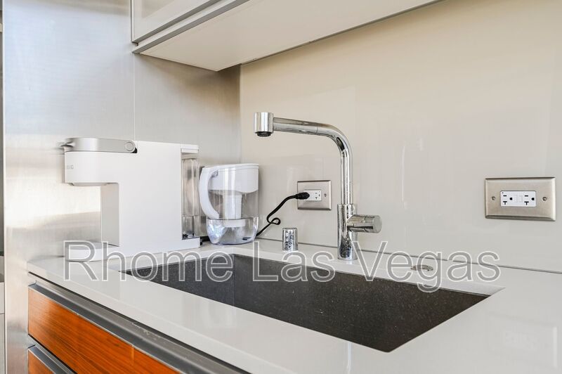 Luxury Corner Residence at Veer Towers – Fully Furnished, Turnkey, North Strip Views property image