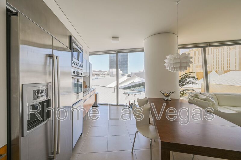 Luxury Corner Residence at Veer Towers – Fully Furnished, Turnkey, North Strip Views property image
