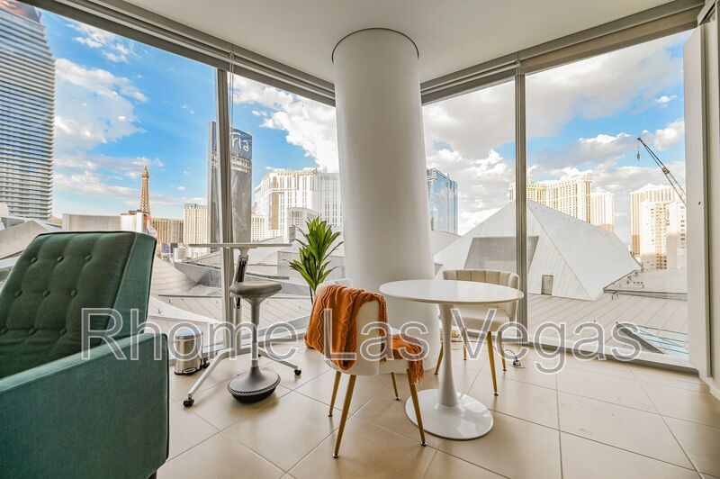 Luxury Corner Residence at Veer Towers – Fully Furnished, Turnkey, North Strip Views property image