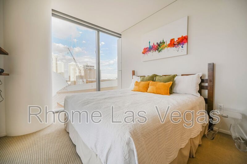 Luxury Corner Residence at Veer Towers – Fully Furnished, Turnkey, North Strip Views property image