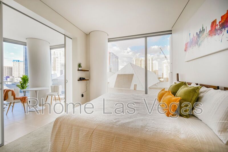 Luxury Corner Residence at Veer Towers – Fully Furnished, Turnkey, North Strip Views property image