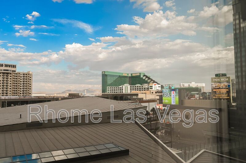 Luxury Corner Residence at Veer Towers – Fully Furnished, Turnkey, North Strip Views property image
