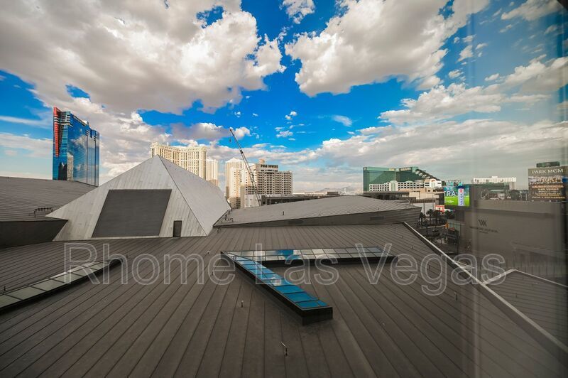Luxury Corner Residence at Veer Towers – Fully Furnished, Turnkey, North Strip Views property image