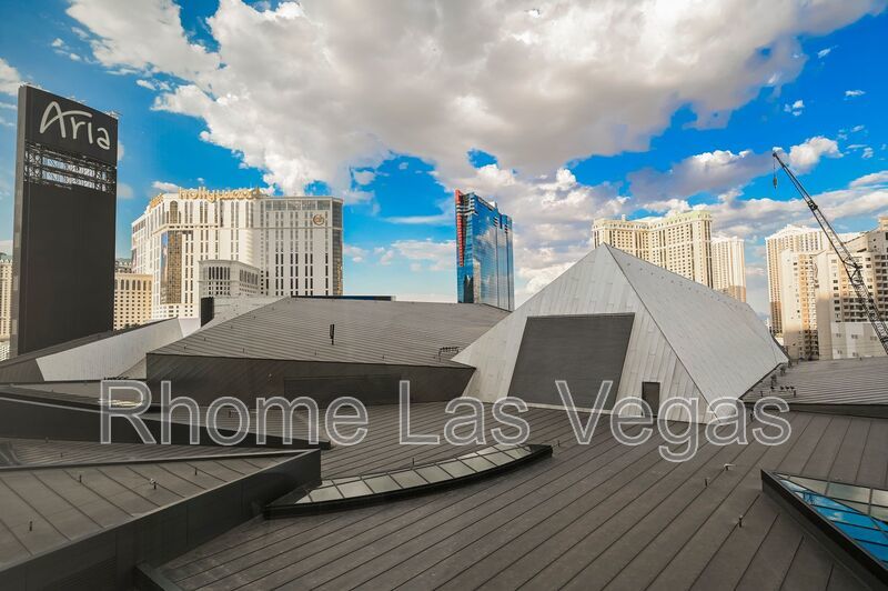 Luxury Corner Residence at Veer Towers – Fully Furnished, Turnkey, North Strip Views property image
