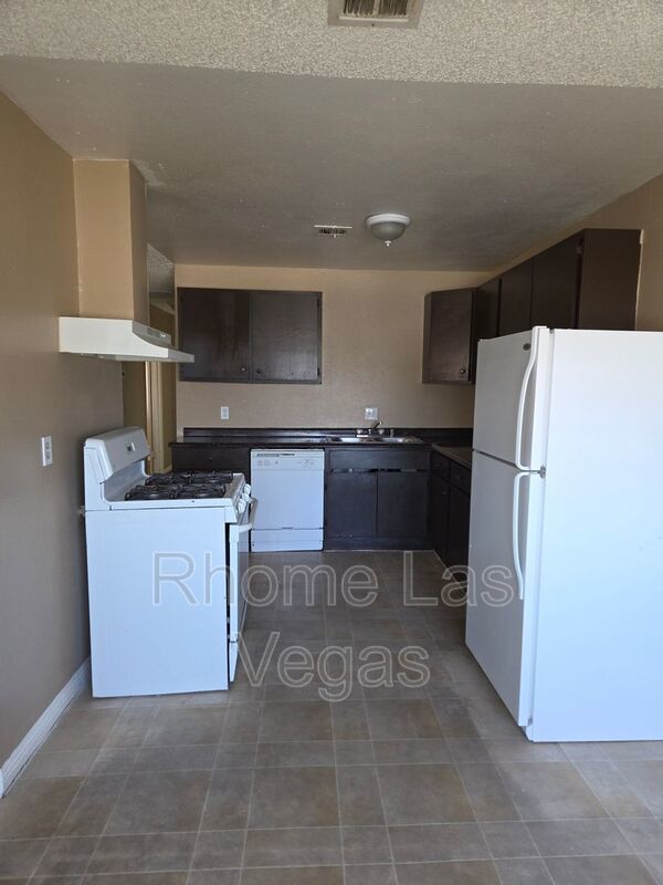 Bright & Airy 2-Bed, 2-Bath Unit with Balcony Views – Housing Vouchers Welcome! property image