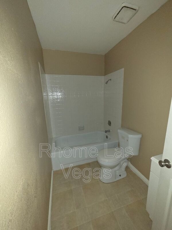 Bright & Airy 2-Bed, 2-Bath Unit with Balcony Views – Housing Vouchers Welcome! property image