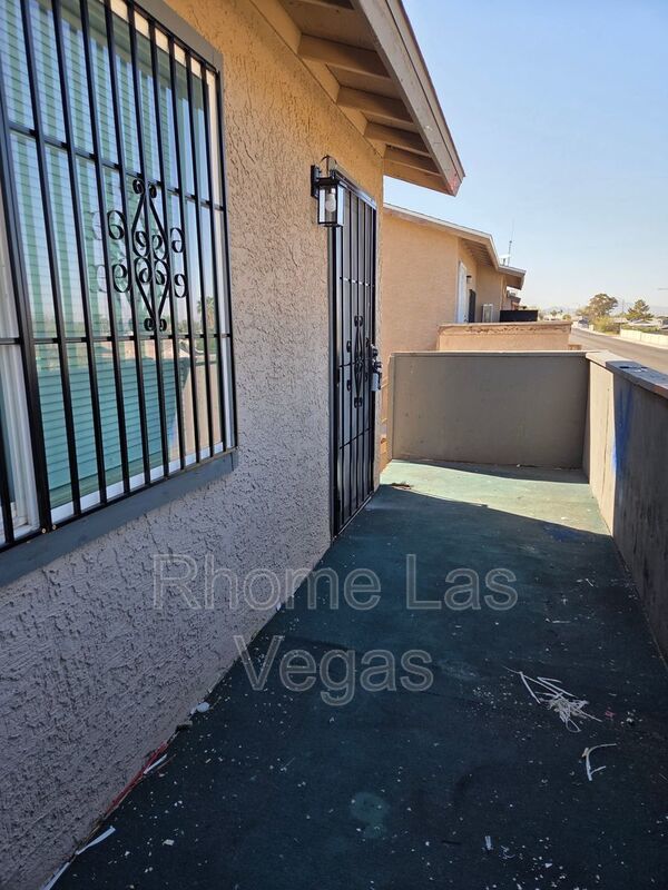 Bright & Airy 2-Bed, 2-Bath Unit with Balcony Views – Housing Vouchers Welcome! property image